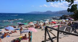 Una playa de Cerdeña ha prohibido las sombrillas a la gente entre 10 y 65 años. El motivo es sencillo: fuego