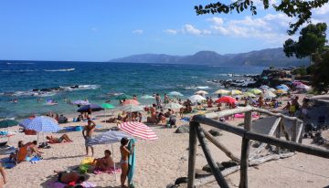 Una playa de Cerdeña ha prohibido las sombrillas a la gente entre 10 y 65 años. El motivo es sencillo: fuego