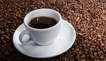 El café no te da energía, solo te la presta: esto es lo que le hace realmente la cafeína a tu cerebro
