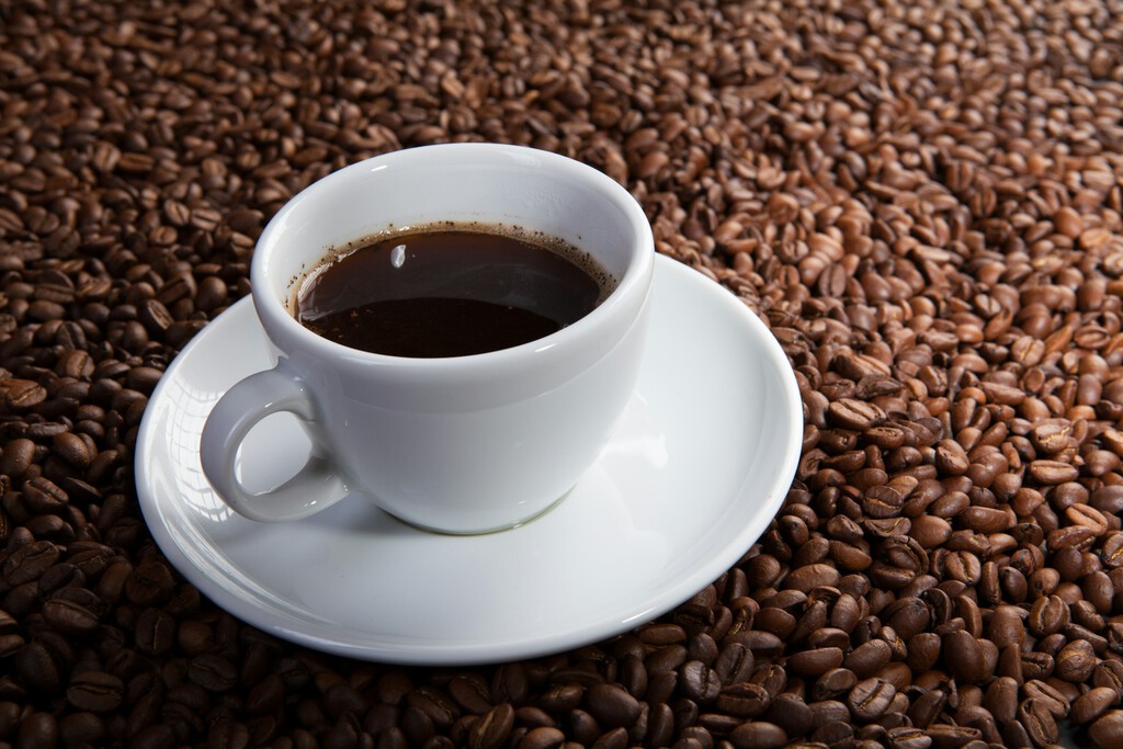El café no te da energía, solo te la presta: esto es lo que le hace realmente la cafeína a tu cerebro
