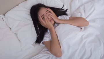 Un experto del sueño ha aclarado cómo debemos atajar el insomnio: «Si sigues despierto veinte minutos después de acostarte, levántate»