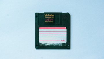 En plena era de la IA hay quien defiende una idea radical: que el software siga cabiendo en un disquete
