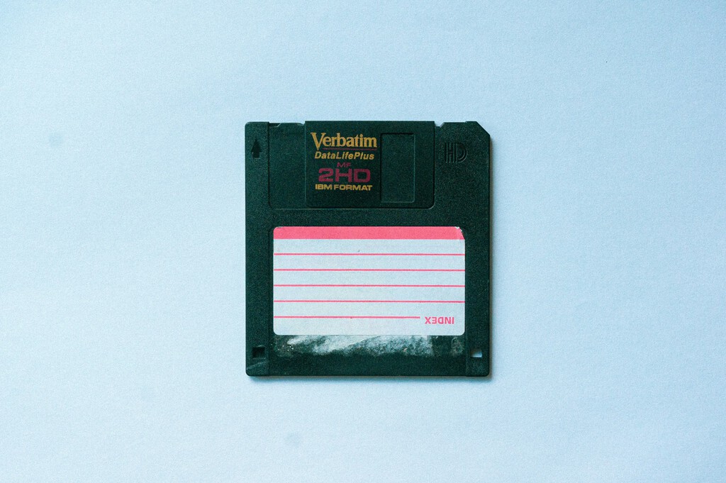 En plena era de la IA hay quien defiende una idea radical: que el software siga cabiendo en un disquete 