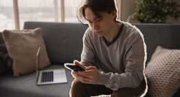 Reino Unido da con la clave para que sus jóvenes sean más felices: prohibirles las redes sociales. Ahora es un espejo para España