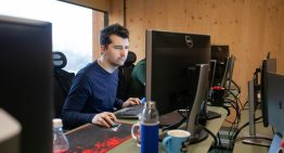 La paradoja del «botsitting»: cuando la IA no te libera del trabajo, sino que crea una nueva tarea que termina agotándote más