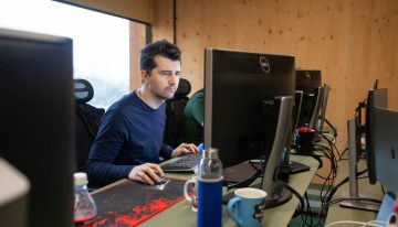 La paradoja del «botsitting»: cuando la IA no te libera del trabajo, sino que crea una nueva tarea que termina agotándote más