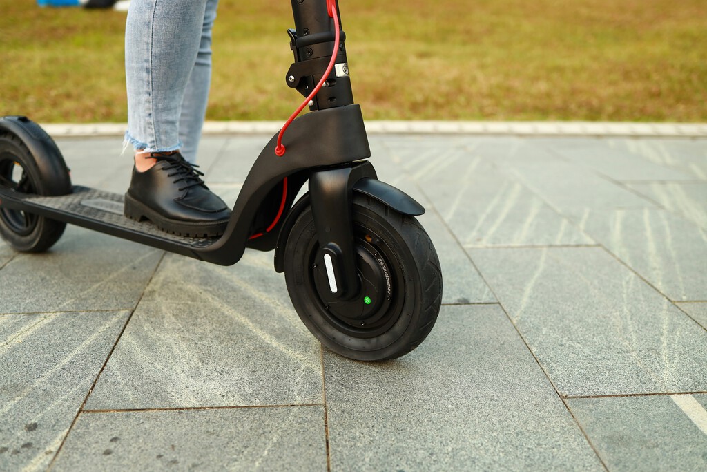 A 104 km/h por Benidorm: la Policía intercepta un patinete eléctrico modificado tras una persecución de cine 