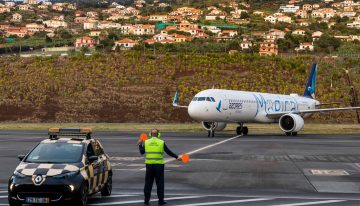 Uno de los aeropuertos más temidos de Europa afronta un nuevo problema. Y llega desde el Atlántico