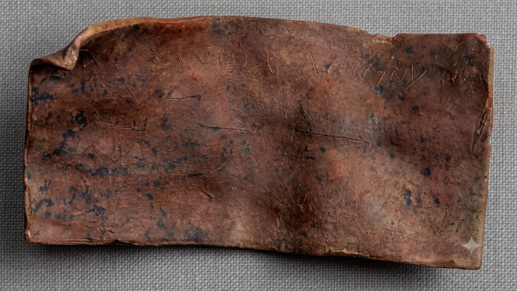 Acabamos de encontrar una tablilla de plomo que pone los pelos de punta: esconde una maldición en griego antiguo 
