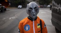 Llevamos décadas buscando alienígenas de la forma equivocada. La solución podría estar en el polvo de la Luna