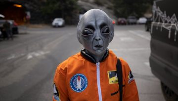Llevamos décadas buscando alienígenas de la forma equivocada. La solución podría estar en el polvo de la Luna