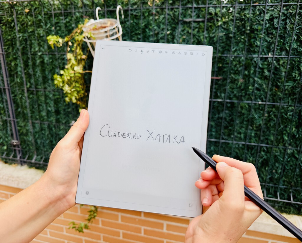 Llevo 2 meses tomando apuntes en clase usando un cuaderno hipervitaminado con IA y Android. Es el aliado que jamás esperé