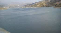 Una presa de Granada lleva meses «tirando» agua al mar: 30.000 litros/segundo mientras los frutales de al lado usan agua de pozo