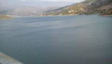 Una presa de Granada lleva meses «tirando» agua al mar: 30.000 litros/segundo mientras los frutales de al lado usan agua de pozo