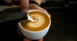 Los expertos coinciden: «El problema no es tomar café, es necesitar cinco tazas para ser funcional»