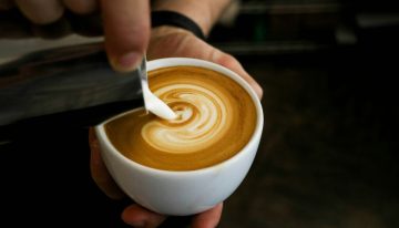 Los expertos coinciden: «El problema no es tomar café, es necesitar cinco tazas para ser funcional»