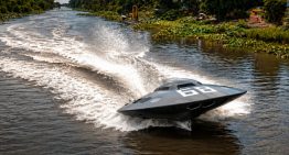 Hay un platillo volante navegando por un río de Vietnam. Lo ha construido un youtuber en su patio con arena, chatarra y fibra de vidrio