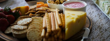 Algo extraño está pasando en España: cada vez comemos más a través de snacks y picoteos puntuales