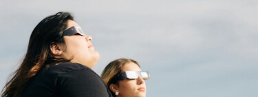 Qué le pasa a tus ojos si miras directamente un eclipse solar: pequeña guía para no terminar con una retinopatía