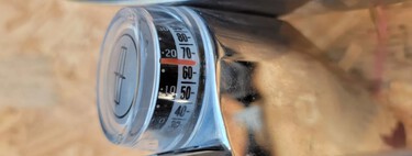 Hubo una época en la que tener un termómetro en el coche era todo un lujo. Así lo resolvía este ingenioso invento en el retrovisor