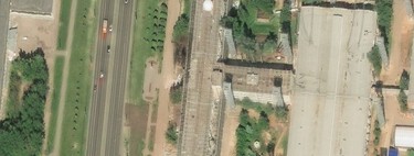 Imágenes satelitales revelaron que Rusia cubrió un edificio con una jaula antidrón. Ucrania la convirtió en decorado de cine de acción