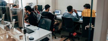 Los trabajadores tecnológicos tienen mejores salarios y un "pero" importante: más de la mitad teme ser sustituido por una IA 