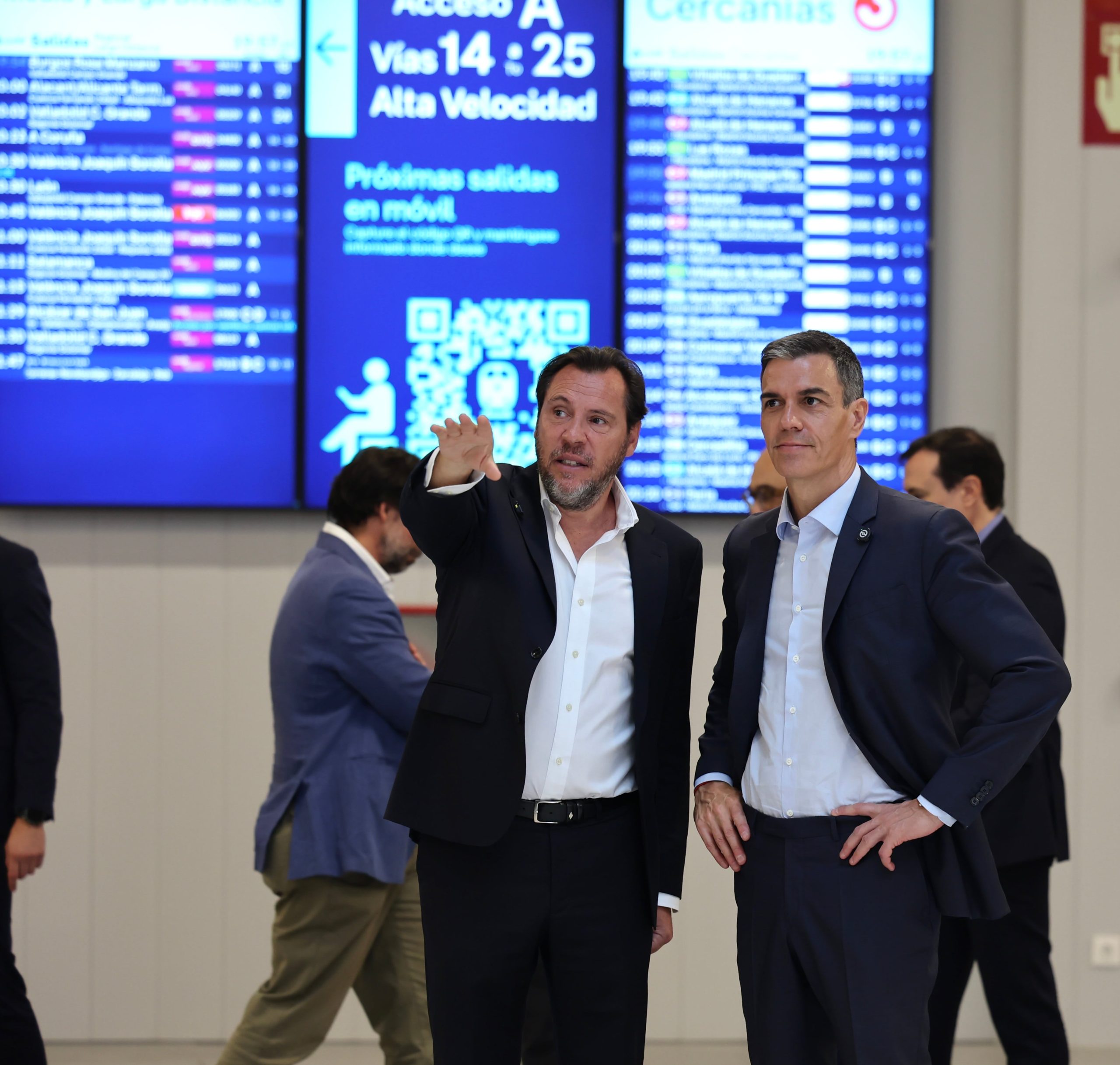 El presidente del Gobierno, Pedro Sánchez, junto al ministro de Transportes, Óscar Puente, en el nuevo vestíbulo de la estación ferroviaria de Chamartín, en Madrid.