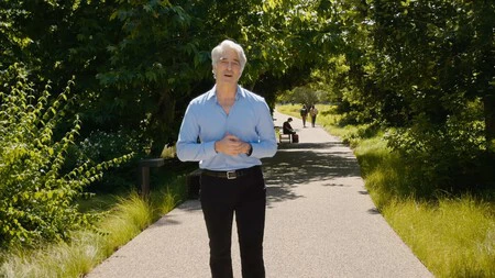 Una WWDC26 con sus presentadores caminando por el Apple Park tranquilamente