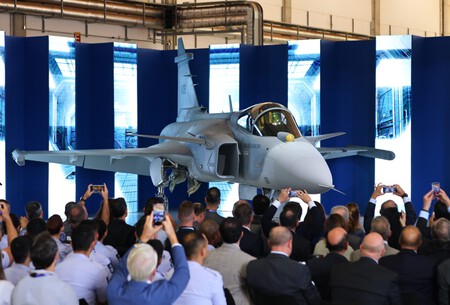 Embraer Saab And The Brazilian Air Force Unveiled The First Gripen E Fighter Produced In Brazil 3 1024x694