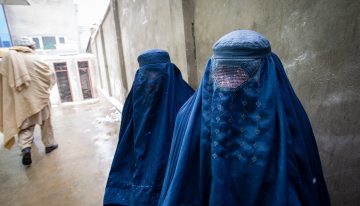 Los talibanes detienen a decenas de mujeres en Afganistán por violar sus reglas de vestimenta