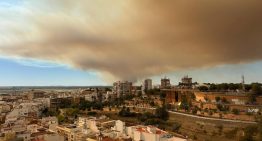Dos centenares de bomberos luchan contra un incendio que cubre de humo y cenizas el cielo de Huelva