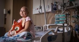 Ainhoa, la niña de Montcada que lucha contra la leucemia en el Hospital Vall d'Hebron: «Rezo para salir pronto y abrazar a mi 'yaya'»