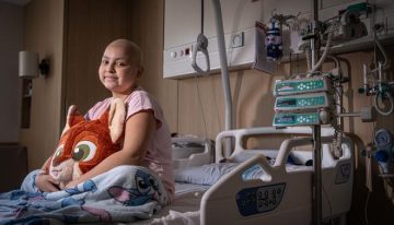Ainhoa, la niña de Montcada que lucha contra la leucemia en el Hospital Vall d'Hebron: «Rezo para salir pronto y abrazar a mi 'yaya'»