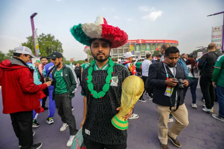 Aficionados comienzan a llegar al Estadio CDMX para el inicio del Mundial 2026