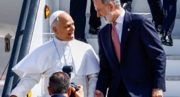 Visita del Papa León XIV a España, en directo | El Papa baja del avión tras comunicarse una incidencia que retrasa su partida de España