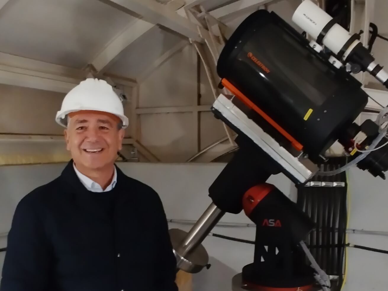 El astrofísico Rafael Guzmán posa junto a una réplica de Arrakhis en el observatorio de Javalambre, en Teruel.