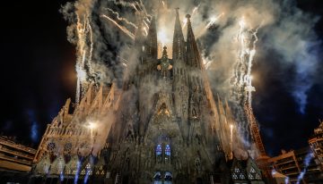 El Papa bendice la apoteósica culminación del sueño de Gaudí en la Sagrada Familia