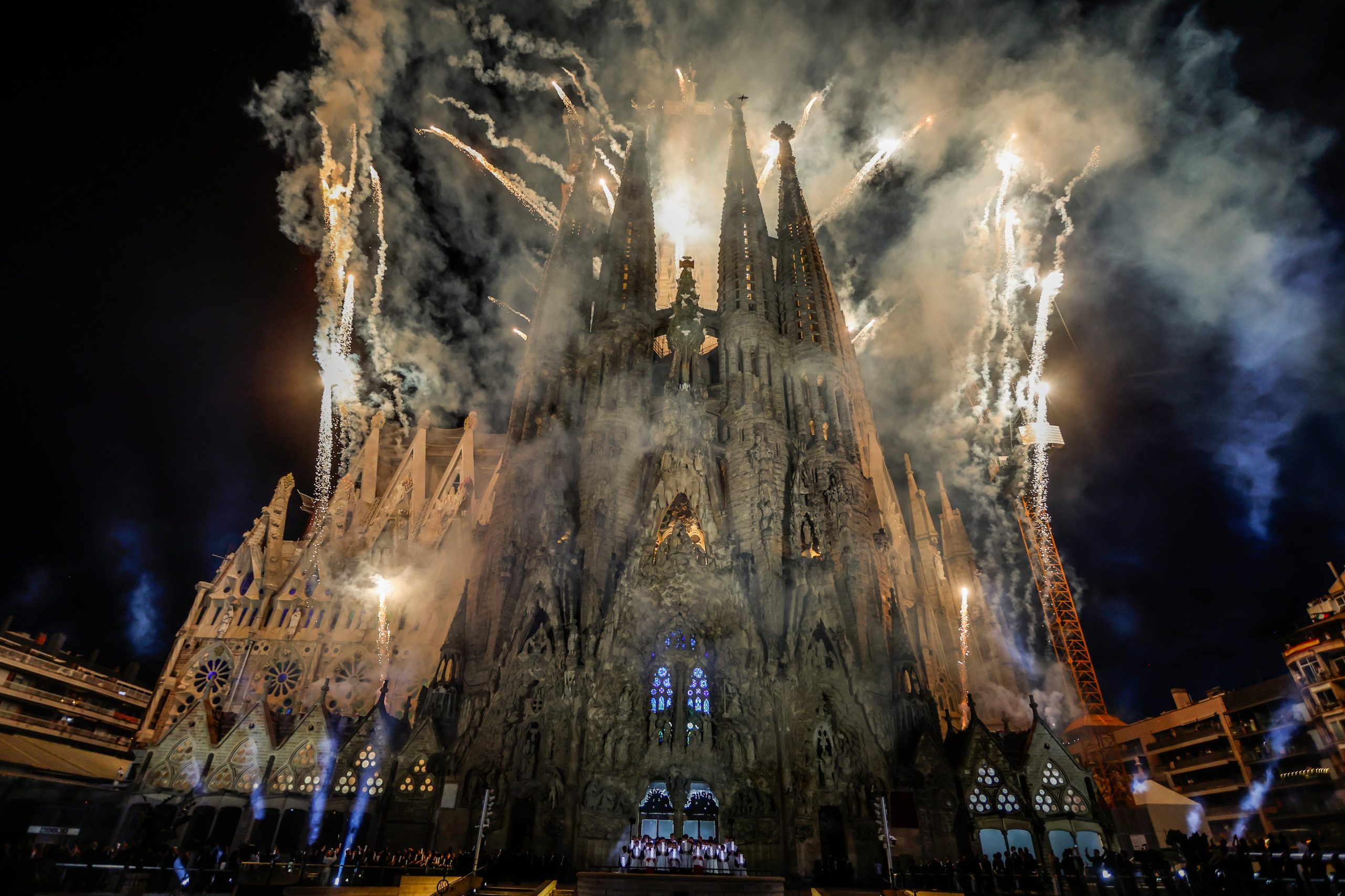 El papa León XIV asiste a un gran espectáculo de luz en homenaje a Antonio Gaudí, tras bendecir la Torre de Jesús al finalizar la misa celebrada en la Sagrada Familia.