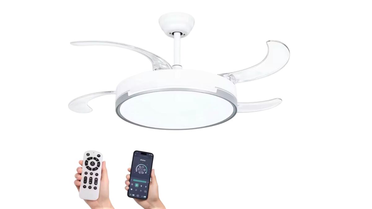Ventilador de techo con aspas plegables.
