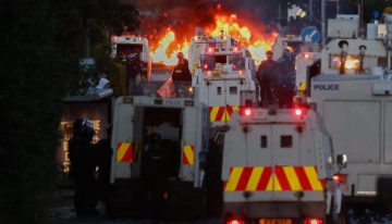 Belfast sufre una segunda noche de violencia contra los inmigrantes pero con focos más reducidos