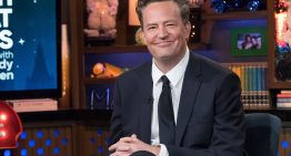 Un cuadro de Banksy de Matthew Perry se vende por un millón de dólares; un guion de ‘Friends’, por casi 100.000