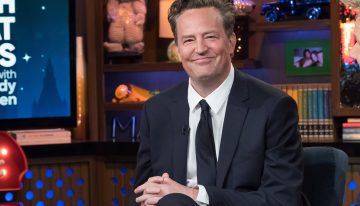 Un cuadro de Banksy de Matthew Perry se vende por un millón de dólares; un guion de ‘Friends’, por casi 100.000