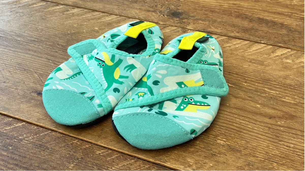 Cuentan con una puntera reforzada y cierre con velcro.