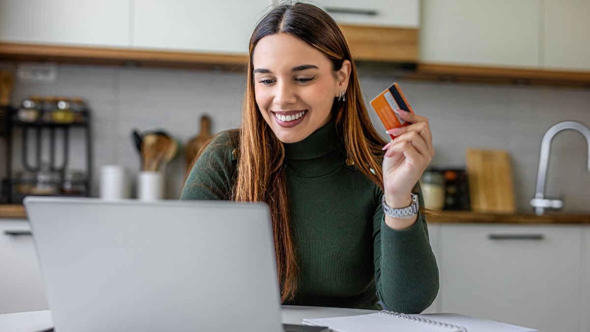 Una mujer comprando por internet desde un ordenador.