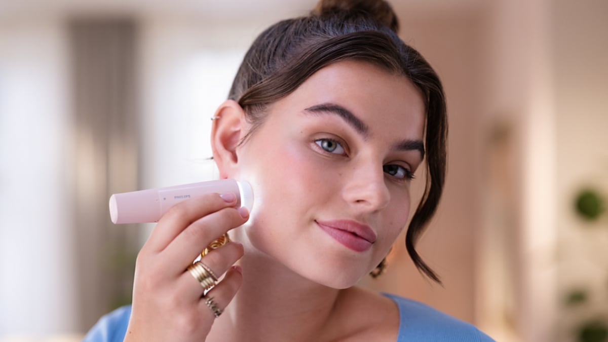 La depiladora facial de Philips que no para de venderse en Amazon: cabe en tu bolso, incluye luz led y está en oferta.