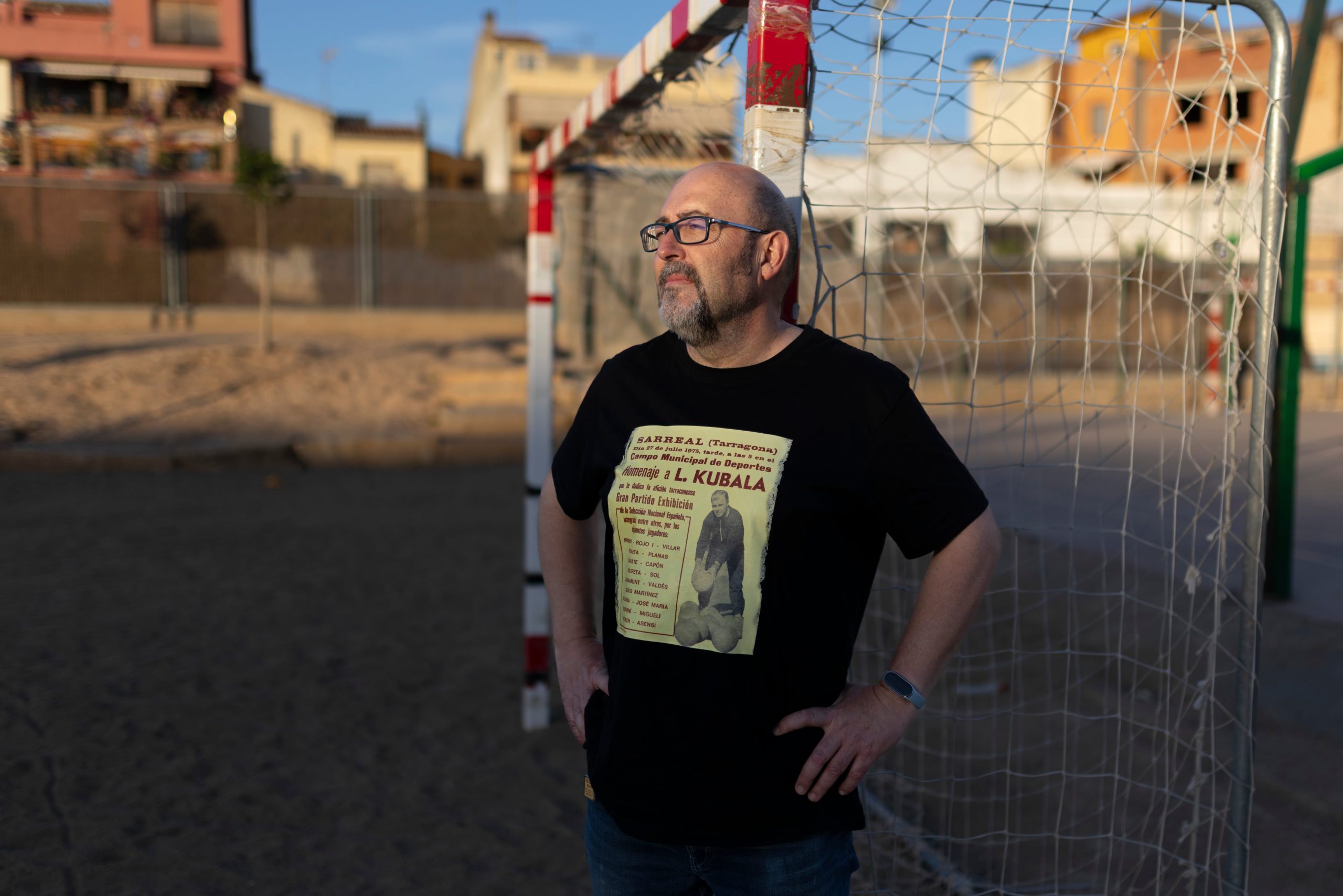 Albert Esteller, director del documental ‘100 años de fútbol en Sarral (1922-2022)’ posa en los terrenos originales del encuentro, transformados hoy en un campo de tierra de fútbol 7.