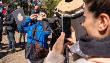 El furor por el eclipse desata la pasión por la ciencia en España: la astronomía se convierte en 'best seller' y las exposiciones se expanden por todo el país