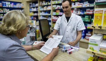 Ni cúter, ni celo para pegar el cartón de los medicamentos: Sanidad avanza hacia la eliminación del cupón precinto