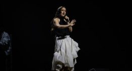 Por el amor a las moléculas!: Rosalía descubre en pleno concierto al científico que le dedicó una proteína
