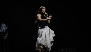 Por el amor a las moléculas!: Rosalía descubre en pleno concierto al científico que le dedicó una proteína